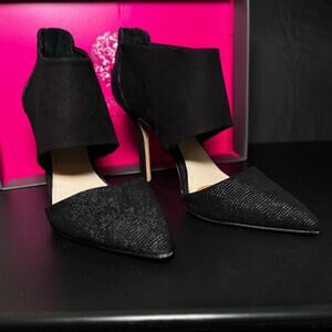 Vince Camuto black pointed toe heels with suede and snake skin detail Size 8